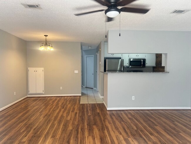 Building Photo - 102 S Spring View Dr