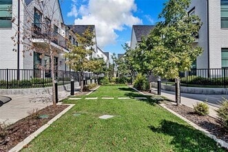 Building Photo - 123 Gdn Ct W