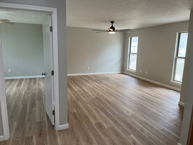 Foto del edificio - 3 Bed, 1 Bath Home with Attached Garage