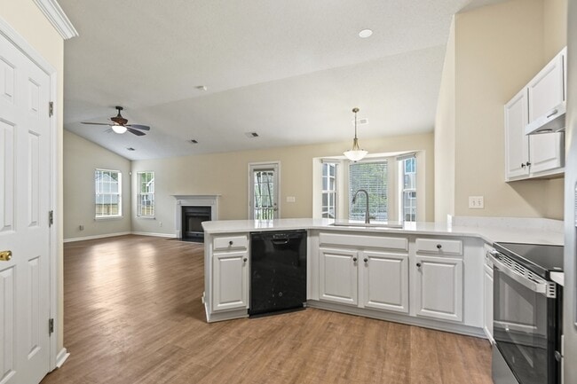 Photo - 115 Revolution Dr House