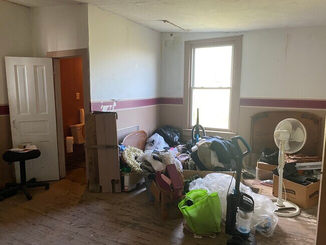 Building Photo - 2221 Moellering Ave
