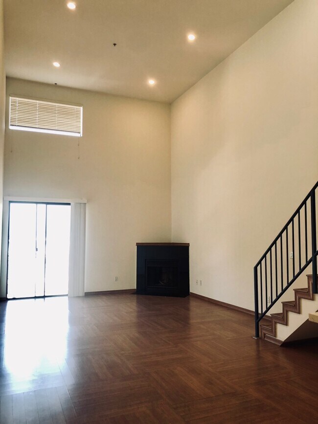 Building Photo - 625 S Berendo St