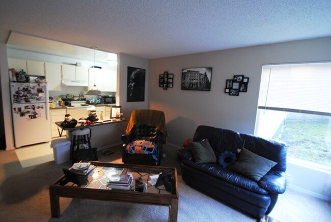 Foto del edificio - 6015 Lakeview Dr