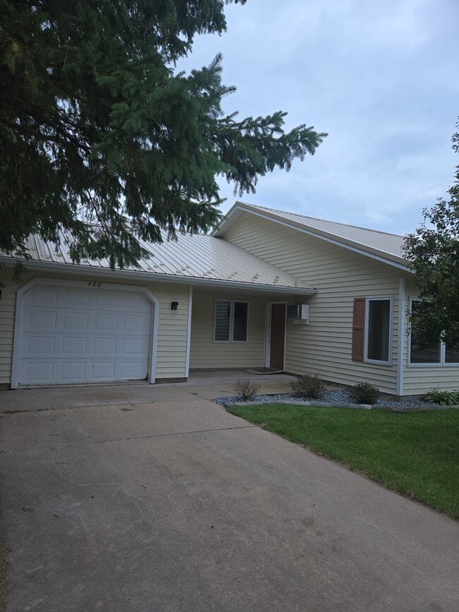 exterior - 490 Ellefson St