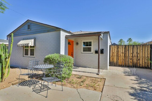 Building Photo - 326 E Whitton Ave