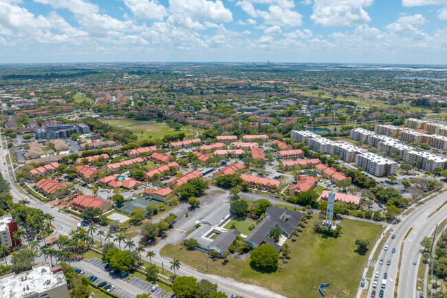 Building Photo - La Hacienda Country Club