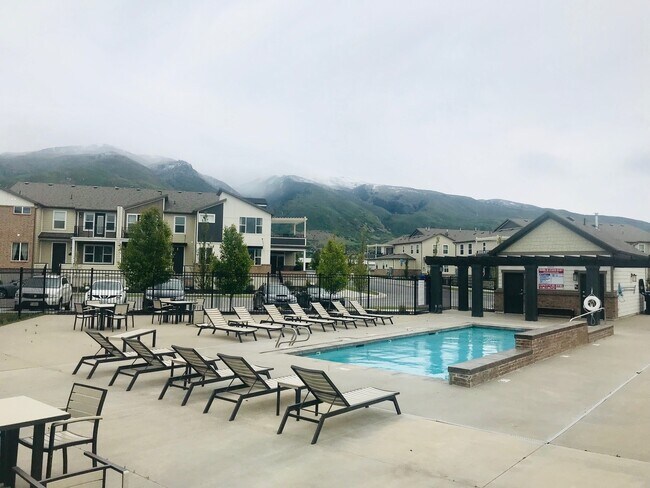 Foto del edificio - Beautiful home within walking of Station Park with HOA swimming pool.