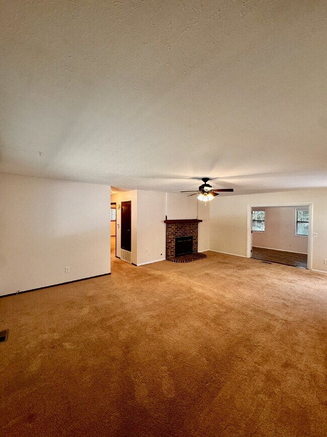 Building Photo - 9108 Bluff Dr
