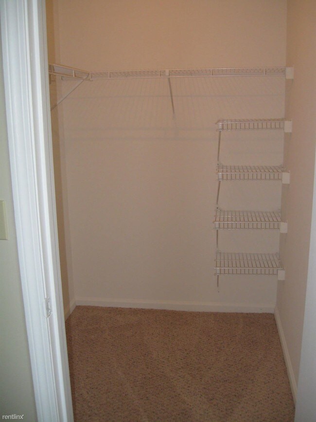 Building Photo - 418 Town Colony Dr