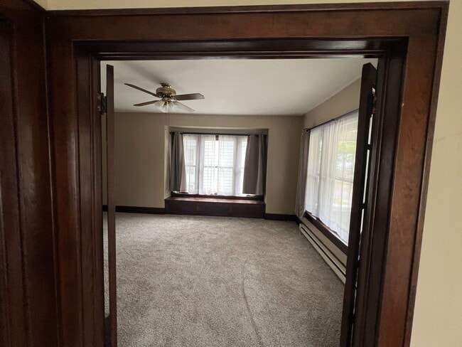 Entrada a la sala de estar - 24 Sunnyside Dr