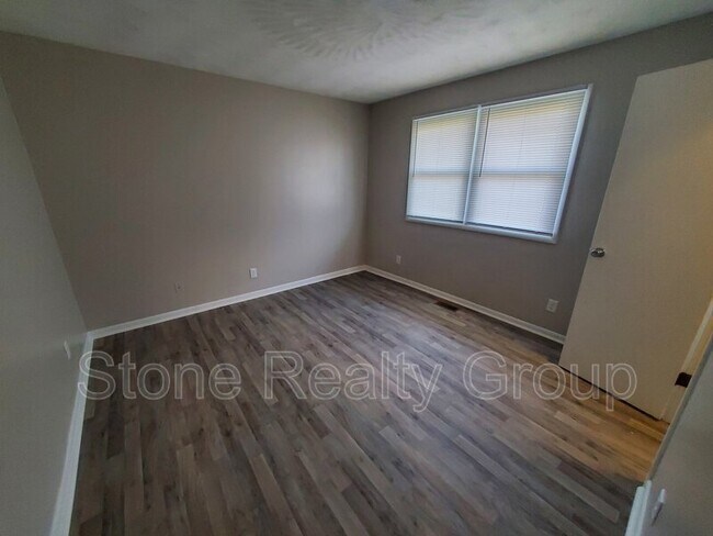 Foto del edificio - 7927 E Lambert Ave