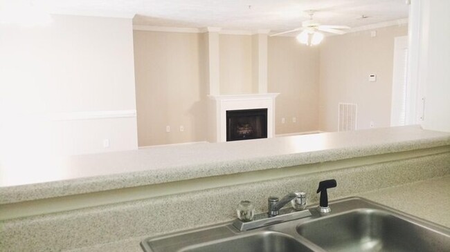 Building Photo - 2 Bedroom/ 2 bath