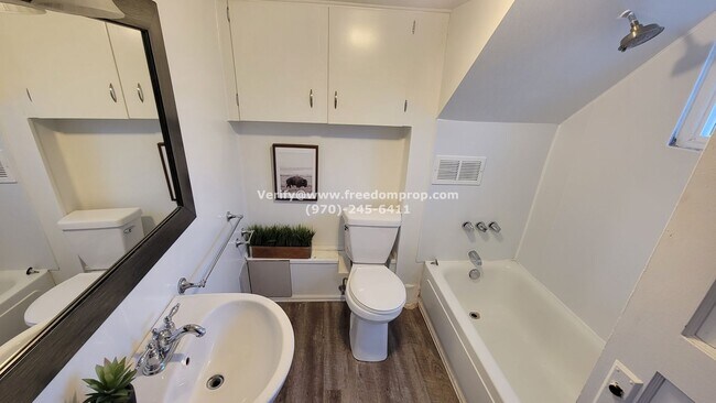 Foto del edificio - 360 Belford Ave