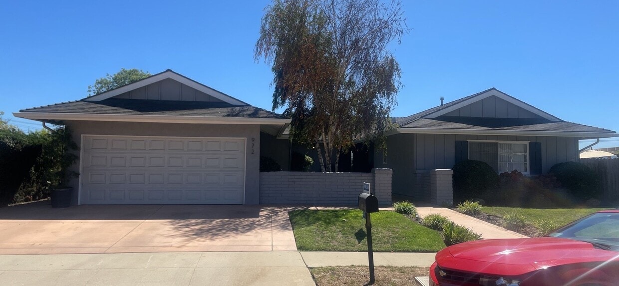 Foto principal - Lovely Thousand Oaks Rental with Expansive Yard and Mountain Views