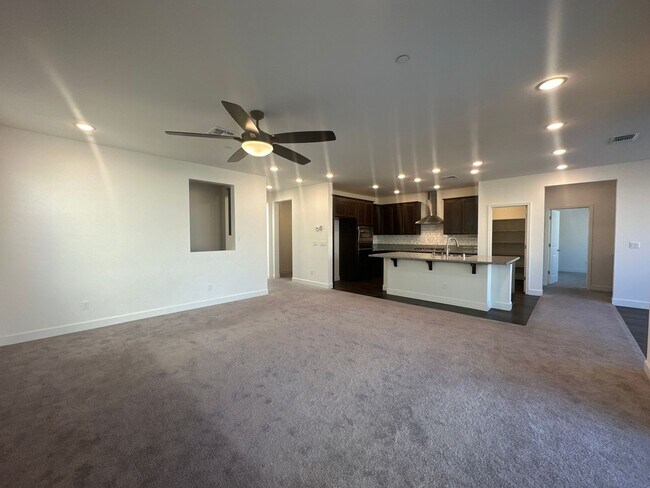 Building Photo - Stunning 5 Bedroom, 3.5 Bathroom Home in L...
