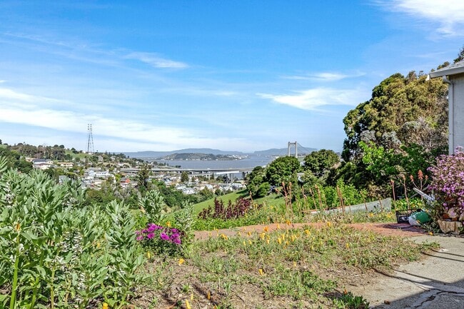 Building Photo - One level home Crockett, magnificent VIEWS