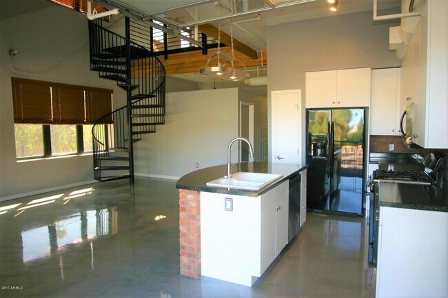 Building Photo - 914 E Osborn Rd