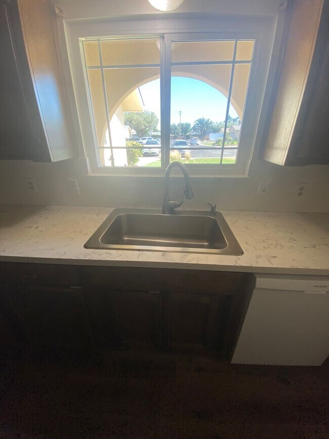 Foto del edificio - Spacious home in Northeast Hanford, central air, quiet cul-de-sac lot!