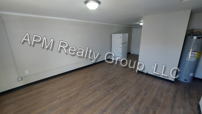 Building Photo - Newly renovated apartments!