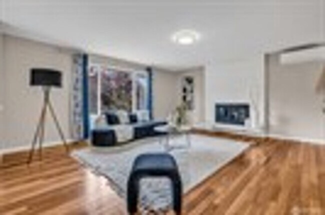 Building Photo - Move-In Ready 5-Bed on a Quiet Kingsgate Cul-de-Sac