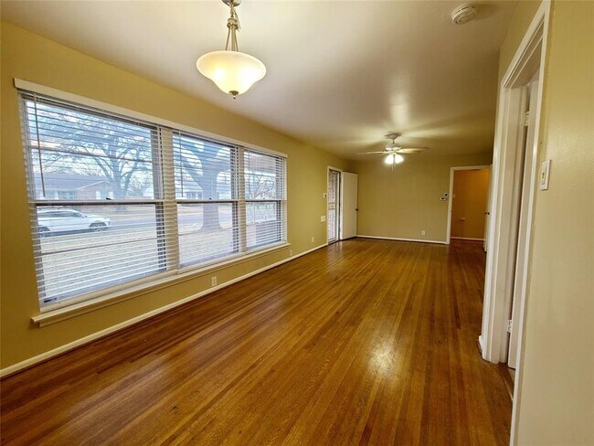 Building Photo - 1830 Viewcrest Dr