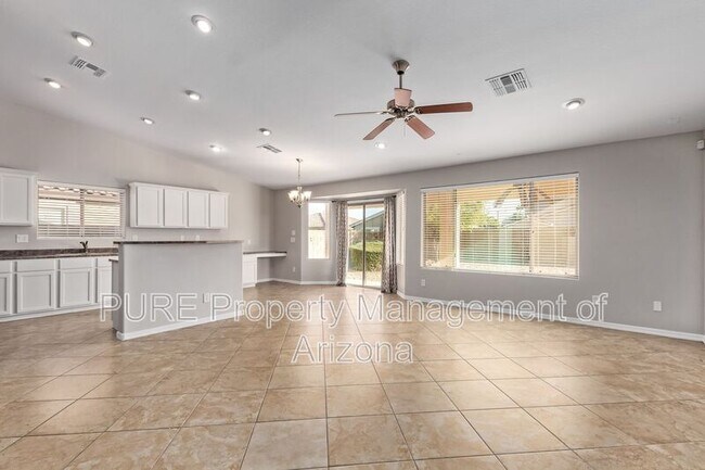 Foto del edificio - 18165 W Desert Ln