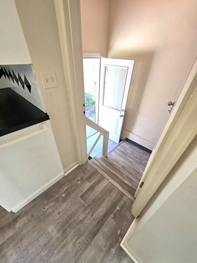 Foto del edificio - Great Location!  Updated, Two Car garage, Fenced Backyard !