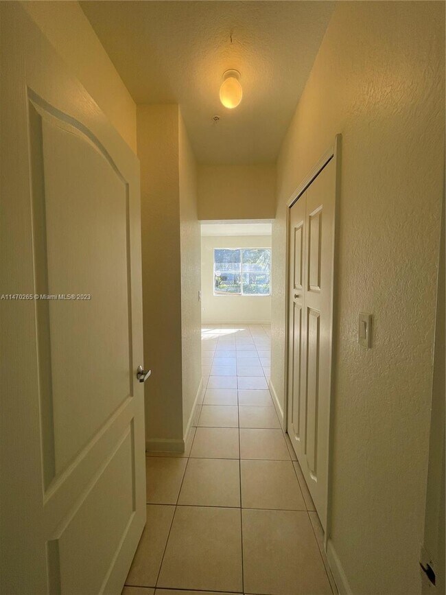 Foto del edificio - 17800 NW 73rd Ave