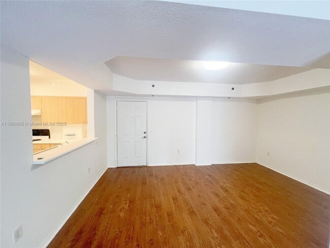 Building Photo - 9340 Fontainebleau Blvd