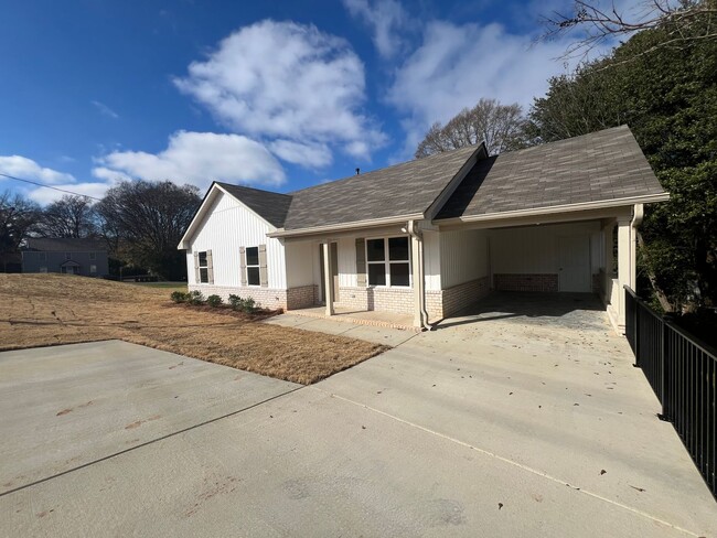 Building Photo - Newly Built 3 Bedroom 2 Bathroom Home in E...