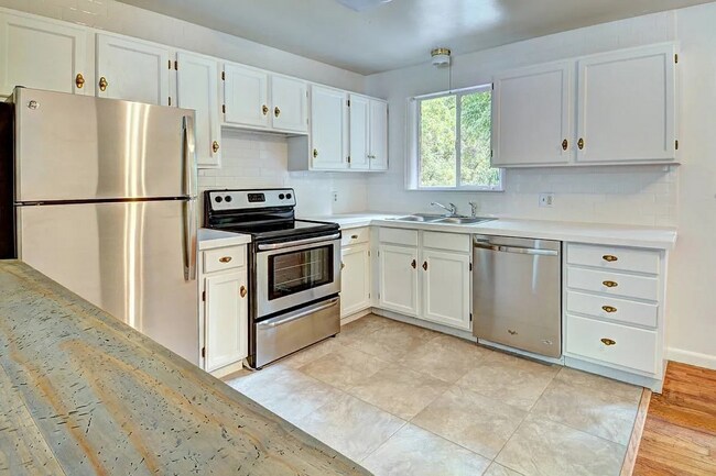 Foto del edificio - (PRE-LEASING 2026)   7 Bed 3 Bath Dual-Living Dream Duplex with Spacious Yards & Modern Upgrades