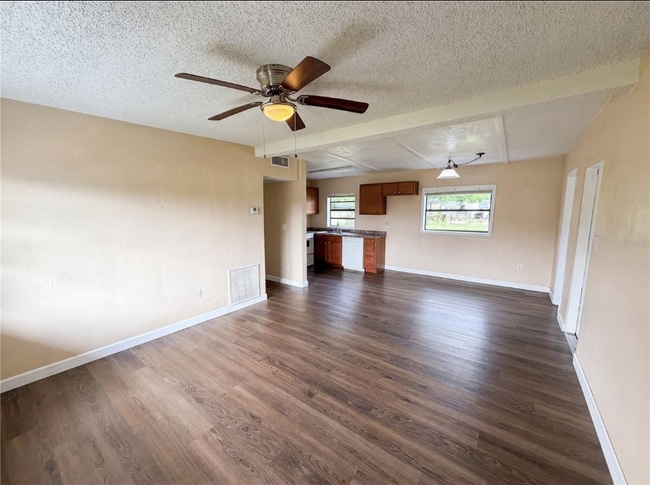 Building Photo - 702 S Solandra Dr