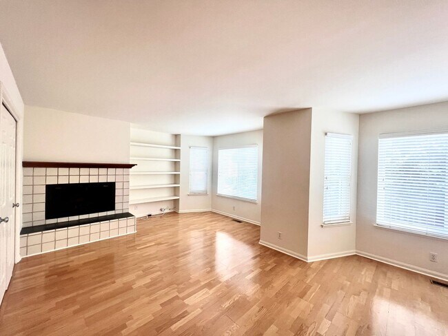 Foto del edificio - Immaculate 1 bedroom/ 1 Bath Apt- Open Flo...
