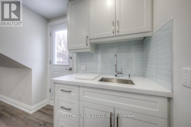 Photo du bâtiment - 1747 Bathurst St