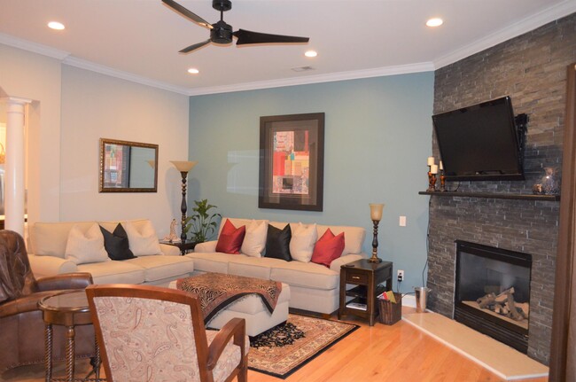 Foto del edificio - 408 Ashby Park Ln