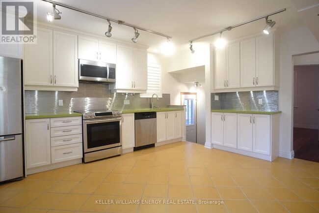 Building Photo - 8 Lynndale Rd