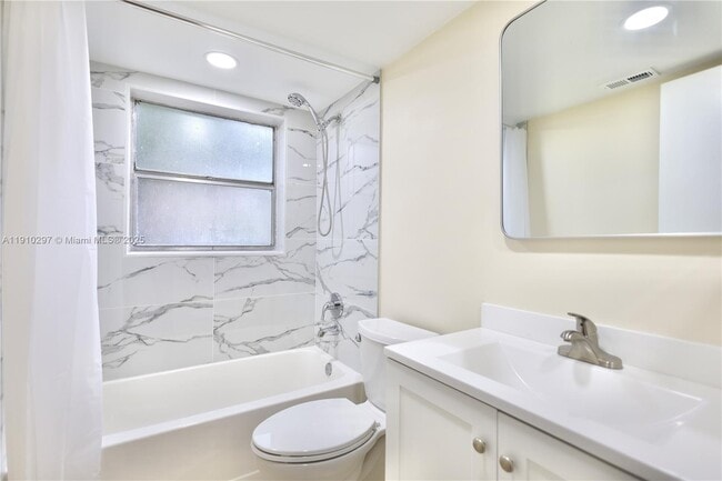 Foto del edificio - 10016 Twin Lakes Dr