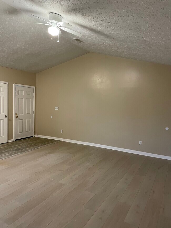 Sala de estar - 672 N Pass Rd