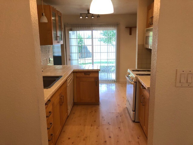 Building Photo - House: 4 Bedroom / 2 Bathroom - North Highlands (COMING SOON!!)