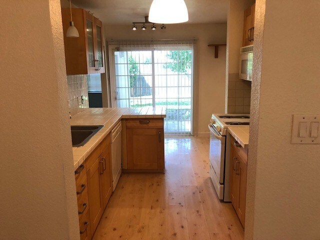 Foto del edificio - House: 4 Bedroom / 2 Bathroom - North Highlands (COMING SOON!!)