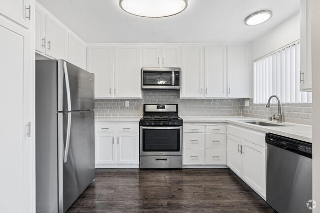 2BR, 2BA - 1,225SF - Kitchen - South Hills