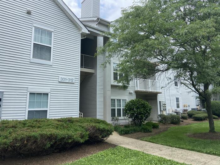 Foto principal - Ashton first floor 2 bedroom, 2 bath flat