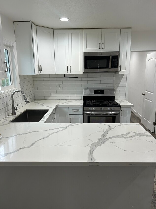 Primary Photo - 4600 W 170th St