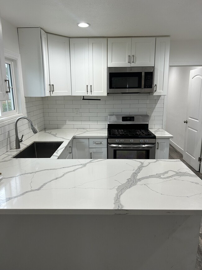 Building Photo - 4600 W 170th St