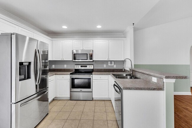 Foto del edificio - 3 bedroom with Community POOL!