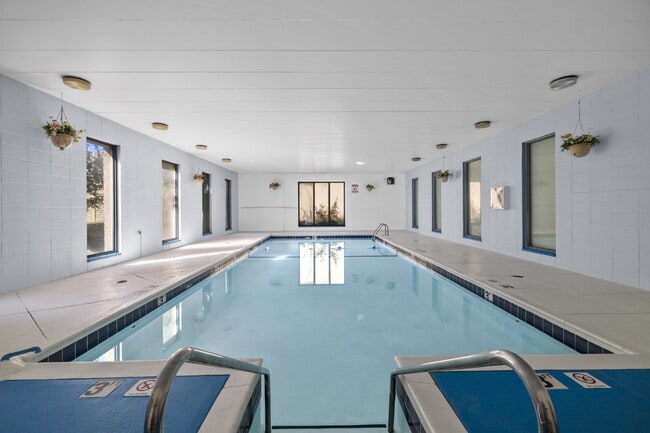 Foto del edificio - Large, updated, two bedroom available Febr...