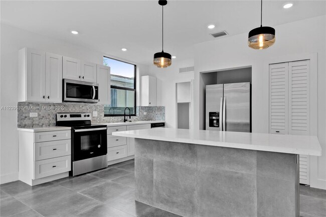 Building Photo - 2735-2737 SW 2nd St  2735 Miami Fl 33135