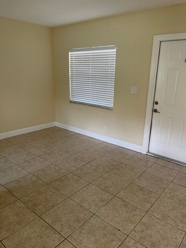 Comedor - 300 SW 16th Ct