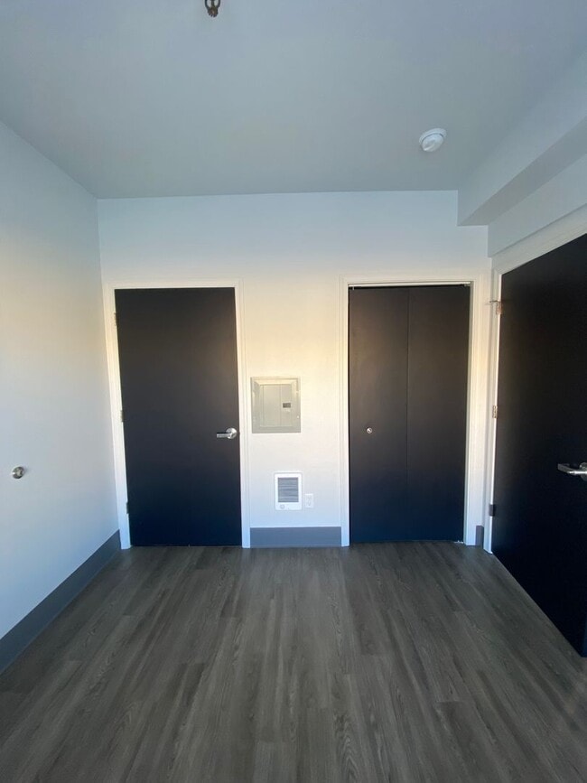 Building Photo - ADA accessible 1 bed 1 bath unit in fully renovated complex