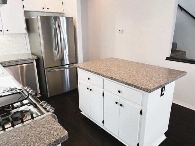 Foto del edificio - 3-Bedroom Home in vibrant Kenton neighborh...